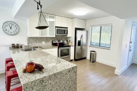 Condo in Weston, Florida, 2 bedrooms  № 2024116 - photo 6