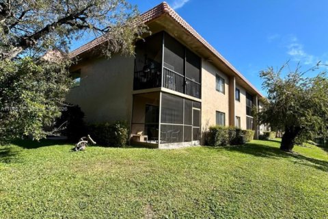 Condo in Weston, Florida, 2 bedrooms  № 2024116 - photo 15