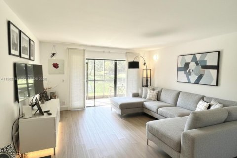 Condo in Weston, Florida, 2 bedrooms  № 2024116 - photo 10