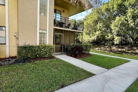 Condo in Weston, Florida, 2 bedrooms  № 2024116 - photo 20
