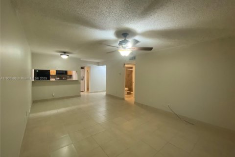 Condominio en alquiler en Pembroke Pines, Florida, 1 dormitorio, 78.32 m2 № 1965518 - foto 9