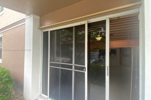 Condominio en alquiler en Pembroke Pines, Florida, 1 dormitorio, 78.32 m2 № 1965518 - foto 19