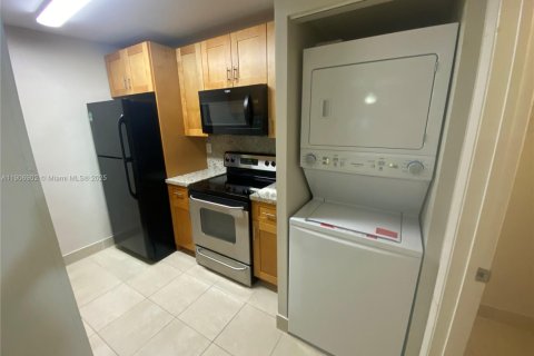 Condominio en alquiler en Pembroke Pines, Florida, 1 dormitorio, 78.32 m2 № 1965518 - foto 3