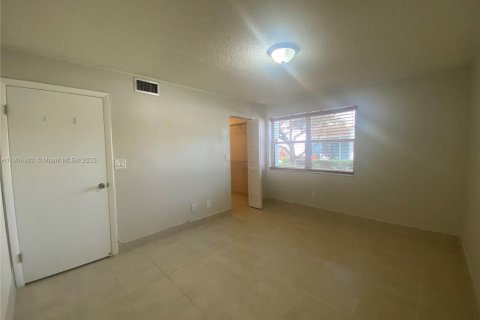 Condominio en alquiler en Pembroke Pines, Florida, 1 dormitorio, 78.32 m2 № 1965518 - foto 10