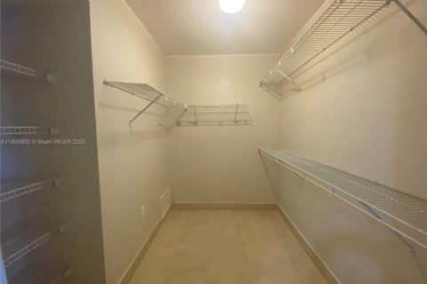 Condominio en alquiler en Pembroke Pines, Florida, 1 dormitorio, 78.32 m2 № 1965518 - foto 16