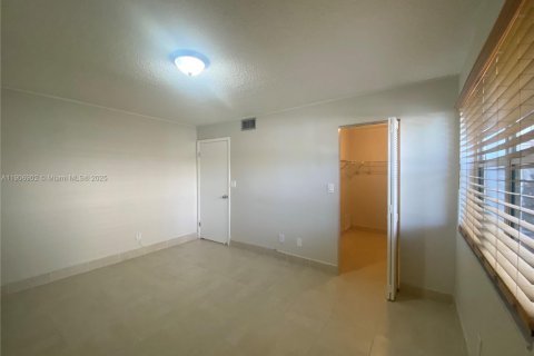 Condominio en alquiler en Pembroke Pines, Florida, 1 dormitorio, 78.32 m2 № 1965518 - foto 14