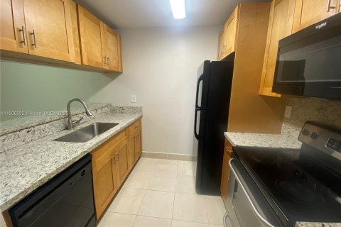 Condominio en alquiler en Pembroke Pines, Florida, 1 dormitorio, 78.32 m2 № 1965518 - foto 2