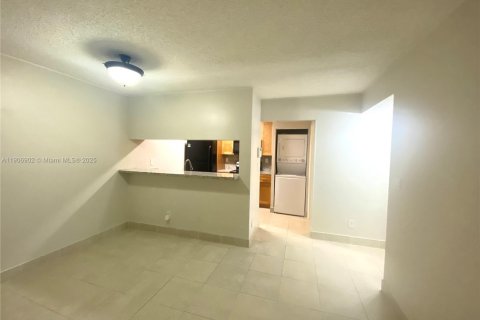 Condominio en alquiler en Pembroke Pines, Florida, 1 dormitorio, 78.32 m2 № 1965518 - foto 6