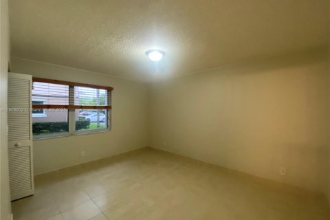Condominio en alquiler en Pembroke Pines, Florida, 1 dormitorio, 78.32 m2 № 1965518 - foto 12