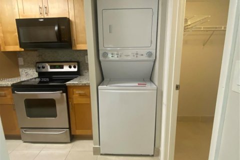 Condominio en alquiler en Pembroke Pines, Florida, 1 dormitorio, 78.32 m2 № 1965518 - foto 5