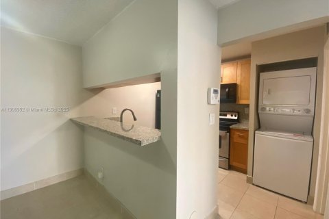Condominio en alquiler en Pembroke Pines, Florida, 1 dormitorio, 78.32 m2 № 1965518 - foto 4