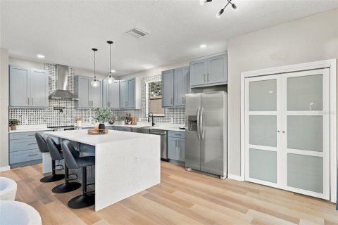 House in Brandon, Florida 4 bedrooms, 288.09 sq.m. № 2429243 - photo 11