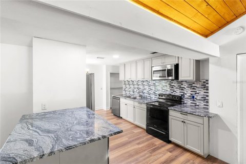 House in Apopka, Florida 4 bedrooms, 192.49 sq.m. № 1820549 - photo 5