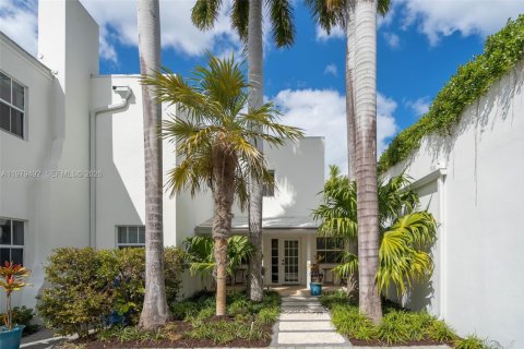 Villa ou maison à vendre à Miami Beach, Floride: 4 chambres, 316.43 m2 № 2268197 - photo 2