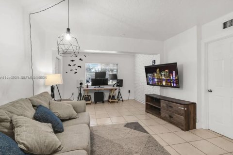 Casa en venta en Hollywood, Florida, 3 dormitorios, 107.58 m2 № 2001926 - foto 3