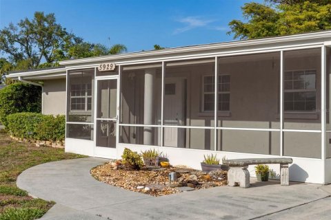 House in Sarasota, Florida 3 bedrooms, 158.96 sq.m. № 2167420 - photo 6