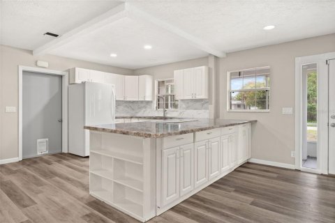 House in Sarasota, Florida 3 bedrooms, 158.96 sq.m. № 2167420 - photo 12