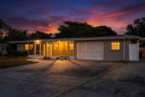 House in Sarasota, Florida 3 bedrooms, 158.96 sq.m. № 2167420 - photo 1