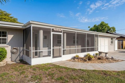House in Sarasota, Florida 3 bedrooms, 158.96 sq.m. № 2167420 - photo 5