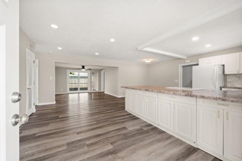 House in Sarasota, Florida 3 bedrooms, 158.96 sq.m. № 2167420 - photo 9