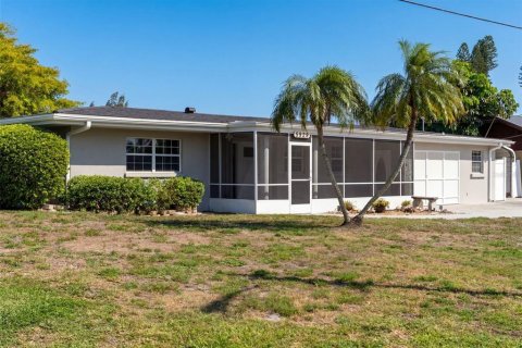 House in Sarasota, Florida 3 bedrooms, 158.96 sq.m. № 2167420 - photo 4
