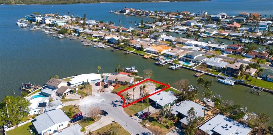 Terreno en Madeira Beach, Florida № 1535972