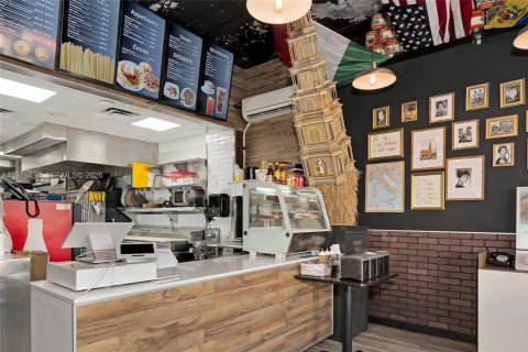 Commercial property in Miami, Florida № 2042881 - photo 4