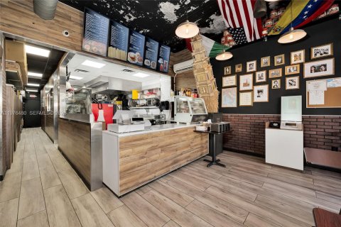 Commercial property in Miami, Florida № 2042881