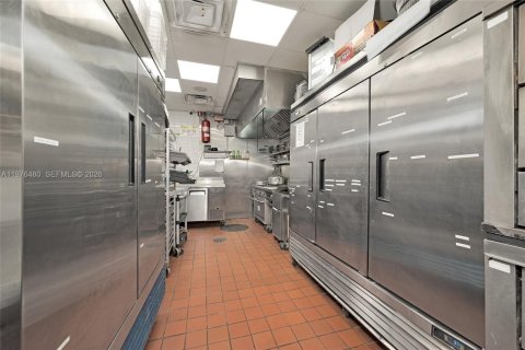 Commercial property in Miami, Florida № 2042881 - photo 17