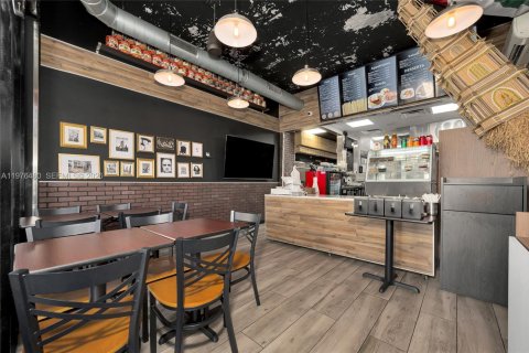 Commercial property in Miami, Florida № 2042881 - photo 2