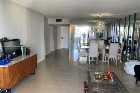 Condo in Hollywood, Florida, 2 bedrooms  № 2059920 - photo 3