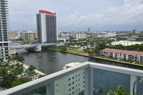 Condo in Hollywood, Florida, 2 bedrooms  № 2059920 - photo 2