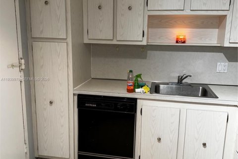 Condo in Hollywood, Florida, 2 bedrooms  № 2059920 - photo 22