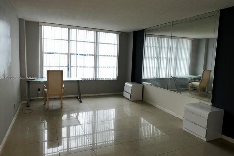 Condo in Hollywood, Florida, 2 bedrooms  № 2059920 - photo 8