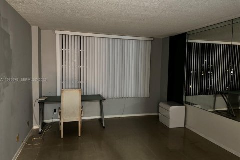 Condo in Hollywood, Florida, 2 bedrooms  № 2059920 - photo 9