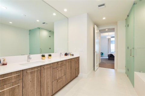 Condo in Saint Petersburg, Florida, 2 bedrooms № 2239364 - photo 14