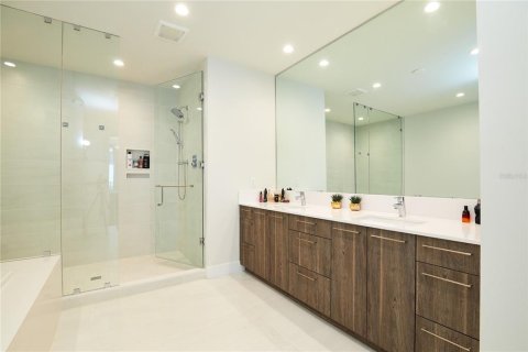 Condo in Saint Petersburg, Florida, 2 bedrooms № 2239364 - photo 15