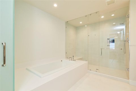 Condo in Saint Petersburg, Florida, 2 bedrooms № 2239364 - photo 18