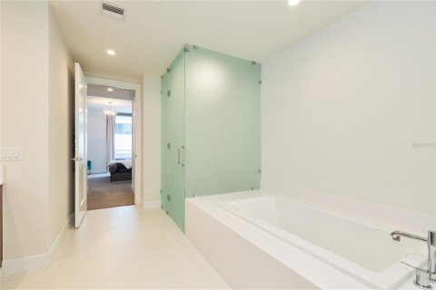 Condo in Saint Petersburg, Florida, 2 bedrooms № 2239364 - photo 19