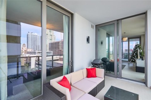 Condo in Saint Petersburg, Florida, 2 bedrooms № 2239364 - photo 23