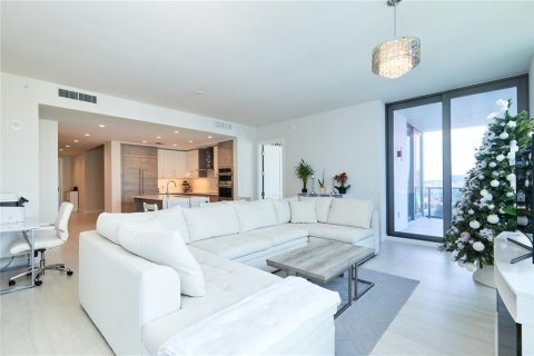 Condo in Saint Petersburg, Florida, 2 bedrooms № 2239364 - photo 12