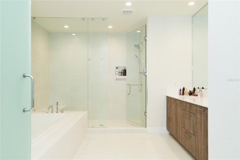 Condo in Saint Petersburg, Florida, 2 bedrooms № 2239364 - photo 17
