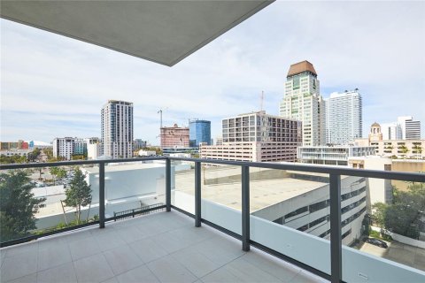 Condo in Saint Petersburg, Florida, 2 bedrooms № 2239364 - photo 25