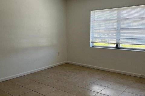 Copropriété à louer à North Miami Beach, Floride: 16 chambres, 1348.29 m2 № 2411793 - photo 3