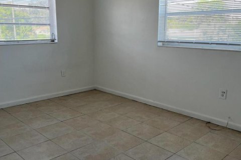 Copropriété à louer à North Miami Beach, Floride: 16 chambres, 1348.29 m2 № 2411793 - photo 5
