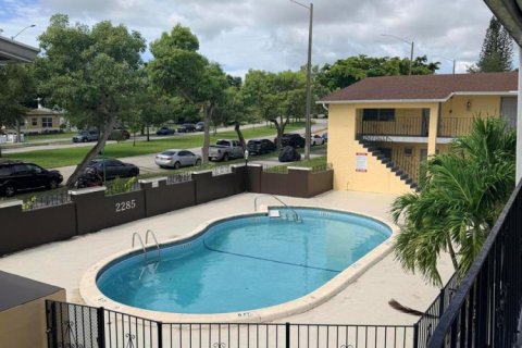 Copropriété à louer à North Miami Beach, Floride: 16 chambres, 1348.29 m2 № 2411793 - photo 16