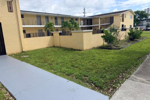 Copropriété à louer à North Miami Beach, Floride: 16 chambres, 1348.29 m2 № 2411793 - photo 20