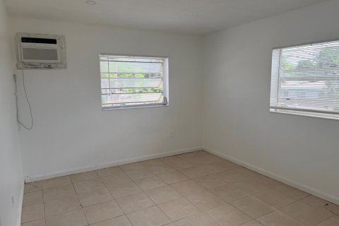Copropriété à louer à North Miami Beach, Floride: 16 chambres, 1348.29 m2 № 2411793 - photo 4