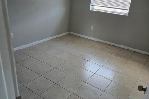 Copropriété à louer à North Miami Beach, Floride: 16 chambres, 1348.29 m2 № 2411793 - photo 2