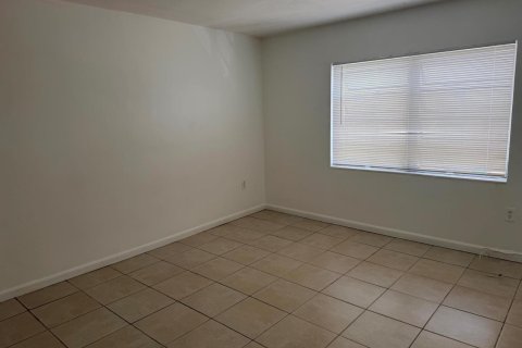 Copropriété à louer à North Miami Beach, Floride: 16 chambres, 1348.29 m2 № 2411793 - photo 11